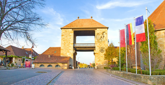 Ausblick auf das Deutsche Weintor in Schweigen-Rechtenbach, Pfalz