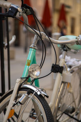 T&uuml;rkises Fahrrad in Stadt