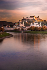 Obraz premium Salzburger Altstadt und Salzach am Abend, Abendrot 