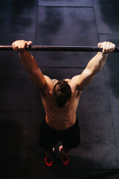 athlete ready to do pull-ups