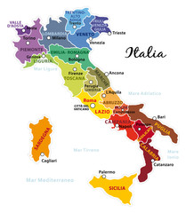 Mappa dell'Italia colorata con regioni, capitale e capoluoghi. Illustrazione su fondo grigio chiaro. © Albachiaraa
