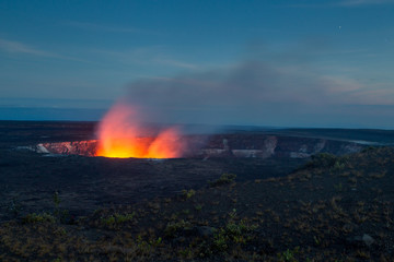 Ein Lavasee im  Halemaumau Krater auf dem Kilauea beleuchtet aufsteigende vulkanische Dämpfe vor dem Nachthimmel im Hawaii Volcanoes National Park auf Big Island, Hawaii, USA. © DirkR