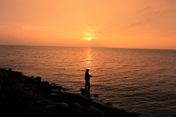 Fototapeta premium goldene Lichtstimmung am Meer, Meerforellenangler, Angelführer, Angelguide