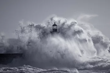 Badezimmer Foto Rückwand Seebrücke Od lighthouse embraced by stormy waves