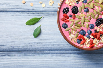 Obraz na płótnie Canvas Tasty breakfast with goji berries in bowl on table