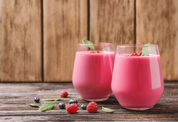 Smoothie with goji berries in glasses on table