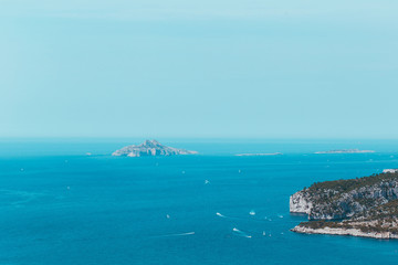 Fototapeta na wymiar Blick auf das weite, blaue Meer, Marseille, Schiff am Steilhang in Marseille, Côte d'Azur, Frankreich