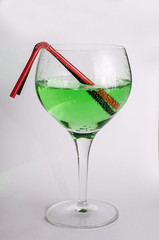 Cocktail im Glas mit Strohalm