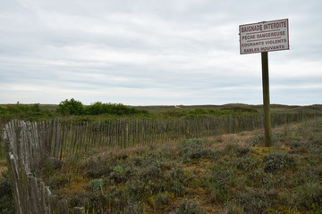 La pointe de l'Aiguillon, Vendée, secteur protégé, panneau : baignade interdite, pêche dangereuse, courants violents, sables mouvants