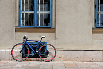 Fototapeta na wymiar Black bike parked in front of the building
