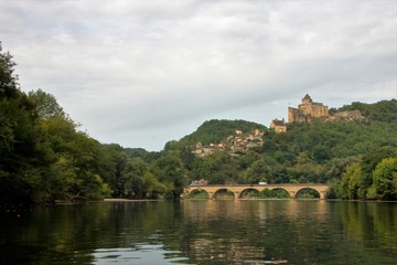 Fototapeta na wymiar bridge over dordogne and castelnaud castle