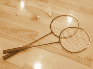 バドミントンラケットとシャトル