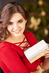 Obraz premium Portrait of a young woman during preparations for Christmas at home