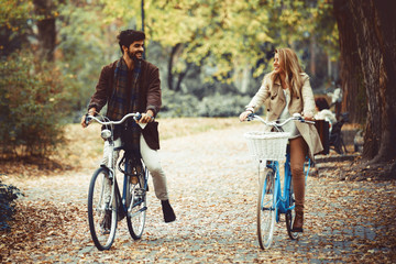 Obraz premium Couple enjoying fall