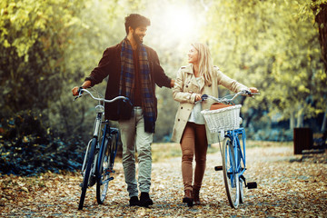 Obraz premium Couple enjoying fall
