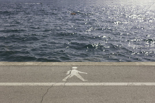 A walking lane next to the blue water of the adriatic sea.