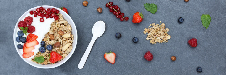 Müsli Frühstück Früchte Joghurt Erdbeeren Beeren Schale Schiefertafel Banner von oben