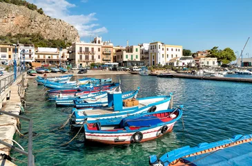Photo sur Plexiglas Palerme Petit port avec bateaux de pêche dans le centre de Mondello, Palerme, Sicile