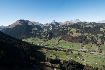 Fototapeta na wymiar Grund bei Gstaad 