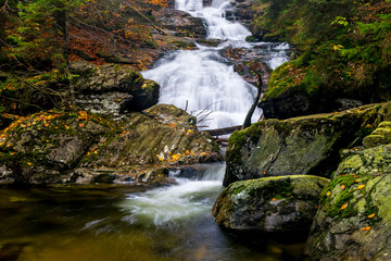 Rissloch wasserfälle getaucht in den herbstlichen goldenen Farben im Bayerischen Wald mit Felsen...