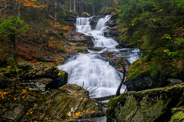 Risslochwasserfälle mit Laub und Steinen im Herbst im Bayerischen Wald