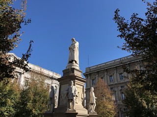 Milano, piazza della Scala, il monumento a Leonardo da Vinci