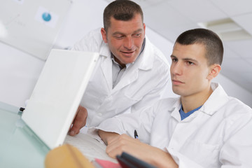 Obraz premium student scientist working in class with teacher