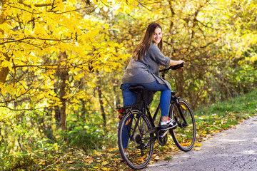 Fototapeta na wymiar Girl with bike outdoor