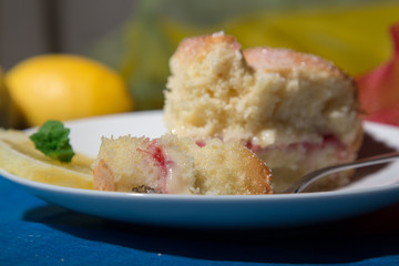 torta soffice al limone con marmellata di lamponi crema al limone e zucchero a velo