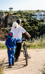 Vater und Sohn mit Hund und Fahrrad