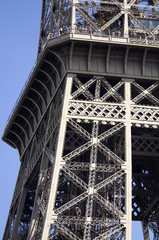 pylône avec ascenseur de la Tour Eiffel