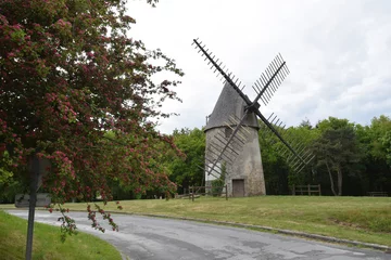 Papier Peint photo autocollant Moulins Mont des Alouettes, Les Herbiers, Vendée, moulin à vent, chapelle, point culminant de la Vendée.