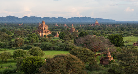 Obraz premium Landscape view with the old temples of Bagan, Myanmar (Burma)