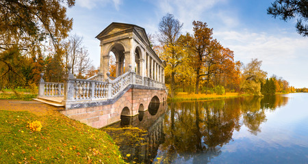 Obraz premium Russia. St. Petersburg. the city of Pushkin. Tsarskoe Selo. Marble Bridge. The ancient bridge. Petersburg.