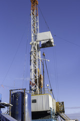 Single oil and gas drilling rig set up.