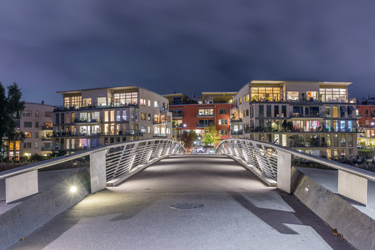 Vackra och &ouml;ppna bostadshus vid Sickla kanal fotat en stilla h&ouml;stkv&auml;ll vid bron &ouml;ver Sickla kanal