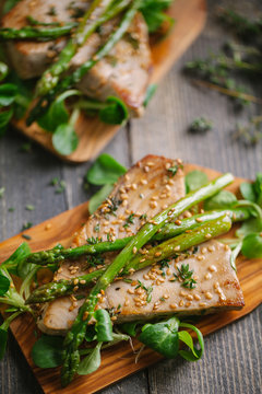 Tuna steaks with asparagus and salad