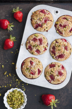 Erdbeer Muffins mit Buttermilch und gehackten Pistazien