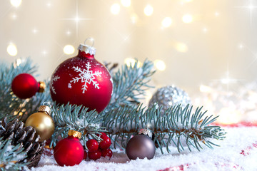 Fototapeta na wymiar Tannenzweig weihnachtlich dekoriert