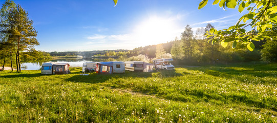 Concept de voyage en famille. Caravanes et camping sur le lac.