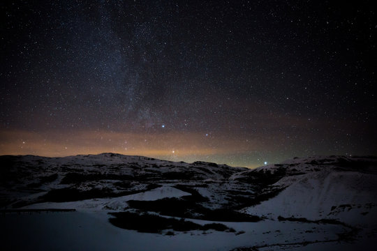 Die Milchstraße über dem winterlichen Island