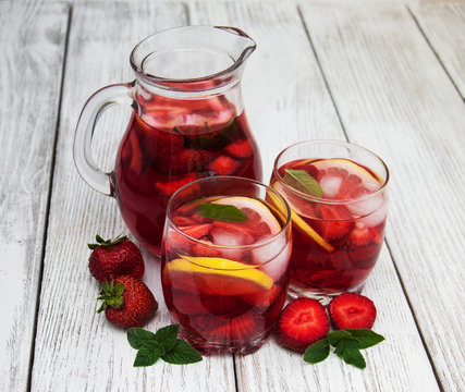 Glasses of lemonade with strawberries