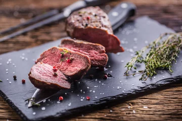 Photo sur Plexiglas Steakhouse Steak de bœuf. Steak de boeuf rôti au thym poivre sel sur table en bois rustique
