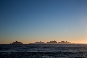 Naklejka na ściany i meble Vestmannaeyjar - Westmännerinseln - Island - bei Sonnenuntergang