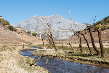 Entrada de agua al Embalse de Barrios de Luna, puente y Macizo del Cirbanal, León, España.