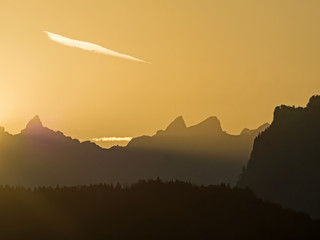 Fototapeta premium Mountain contours at sunrise, Gebirgskonturen bei Sonnenaufgang