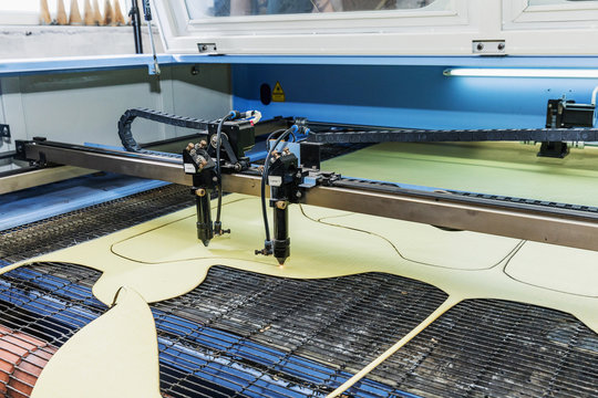 Laser cutting machine is a substance, preparation of parts for sewing clothes
