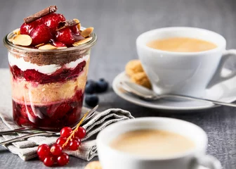 Gordijnen Gelaagd dessert in pot met kopje koffie © exclusive-design