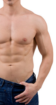 Uomo a torso nudo in jeans