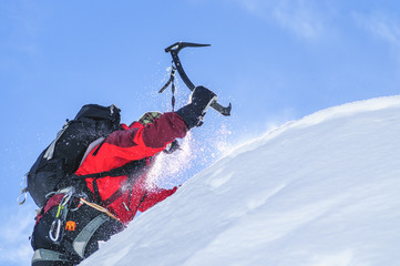 steiler Aufstieg mit Eispickel
